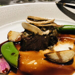 レストラン ラフィナージュ - 和牛頬肉　６時間のコンフィ　タイムと黒胡椒の赤ワインソース　マッシュルームのクリーム