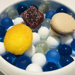 レストラン ラフィナージュ - カカオのマカロン　ラズベリーのパートドフリュイ　蜂蜜のマドレーヌ