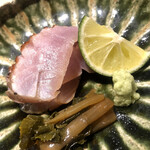 Nogizaka Shin - 昆布〆した金目鯛を藁で燻して薫香を添加。手前は葉山葵漬け。酢橘を振りかけ本山葵でいただきます。文句無しの美味さ。熟女ならぬ熟魚に悶絶しました