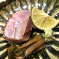 乃木坂 しん - 昆布〆した金目鯛を藁で燻して薫香を添加。手前は葉山葵漬け。酢橘を振りかけ本山葵でいただきます。文句無しの美味さ。熟女ならぬ熟魚に悶絶しました