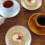 食堂nogi - 本日のミニデザート　苺のロールケーキ
      koffeさんのコーヒー&TEEJさんの紅茶