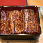 鰻専門店 愛川 - 一尾半・右の半身が関西風