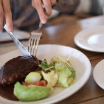 ボンダイカフェヨヨギビーチパーク - 国産牛と国産豚の合い挽き手ごねハンバーグステーキ