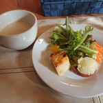 ビストロポワル - 料理写真:本日の魚料理 1,550円(税込)、前菜・スープ