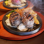 Hishimeki tei - 超粗挽き炭火熟成牛ハンバーグ とろとろチーズソース Wサイズ（チーズかける前）