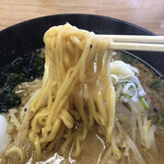 Ramen Senka - ちょっと濃いみそラーメン 麺リフト