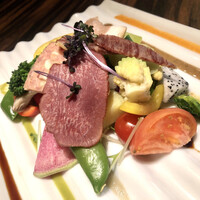 飛騨牛グリルばくろ - お肉屋さん風のガーデンベジーサラダ～8種のフレーヴァーソースで～ 