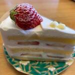 Kanon - イチゴのショートケーキ４３０円。
                         
                        ケーキ界の王様、皆んな大好きイチゴのショートケーキです。