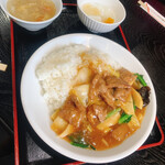 中国料理 峨嵋山 - 牛肉入り丼　ちょっとご飯多め　税込800円