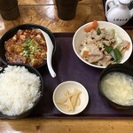 大明担担麺 - 【日替定食Ａ 720円(税込)】メインは麻婆豆腐(辛口)と野菜と豚肉炒め