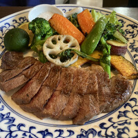 キッチンボンノ 桜木町 - 希少部位! 阿波牛 ミスジステーキ、Today's Specialの黒板から値段を確認せずに頼んだが合計金額から逆算して3000円くらいだった。