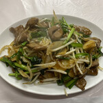 正華飯店 - 大蒜はキツ目ですがレバーの臭みもなく食欲をそそります