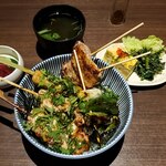 くいどころバー箸○ - 箸○の焼き鳥丼全景