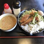 らーめん 仙代 - グリーンカレーつけ麺大盛り（ガーリックチップ入り）