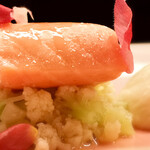 名前のないイタリア料理店 - アトランティックサーモンのティピエド カリフラワーのインサラータ(ちょっと下から)