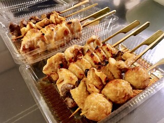 高橋水産 - やきとり盛合せ5本（税抜500円）／鶏もも・鶏レバー・つくね・鶏皮・ぼんじり各1本ずつ