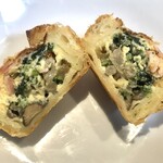 パンとお菓子の小さなお店 kinakina - ほうれん草のキッシュ丸見え