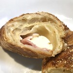 パンとお菓子の小さなお店 kinakina - ベーコン＆クリームチーズクロワッサン丸見え