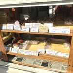 パンとお菓子の小さなお店 kinakina - 丸見えのショーウインドー