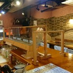福島 桜屋 - 店内はテーブル席3つとカウンター9席