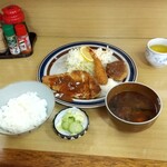 Sanraku - ランチサービス。ミックスフライ定食·830円。