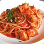 イタリア料理＆バール たんと - 若鶏とオリーブのトマトパスタ