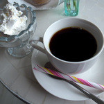 雑貨カフェ パウダー - 「ウインナ・コーヒー」（300円）。山盛りの生クリームが贅沢ぅ。
