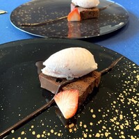 Global French Kitchen 雫 - メゾンドゥース監修のチョコレートケーキといちごのアイス