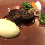 ポンヌフ - 牛フィレ肉のステーキ。手前のマッシュポテトは岩塩のみで味付けされていて、濃厚でかつクリーミーでおいしいです。