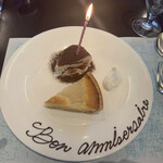 ポンヌフ - 個人的に1番オススメのティラミスと季節のタルト。今回は林檎でした。一緒に行った方とお互い違うデザートを頼んでシェアして食べるのも楽しいですよね。