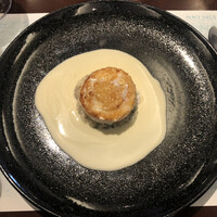 ポンヌフ - ホタテの周りに舌平目が巻いてあり下にはリゾットがあります。ソースはクリーム系でパンによく合います。