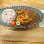 Kafe Oribu Gaden - 和風チキンカレー　五穀米とお野菜多めで、薬膳の要素もあるチキンカレーですミャ