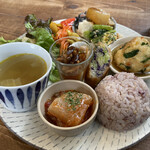 ルシッカ - たっぷり野菜のデリごはん（税込　1,380円）評価＝◎