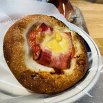 R Baker Inspired by court rosarian - フレッシュトマトとバジルのチーズブレット　290円