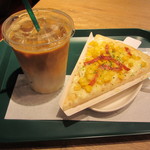 プロント イル バール - 野菜のピザパンたっぷりコーンピザ、アイスカフェラテ