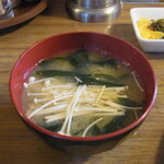 洋食の店 自由軒 - みそ汁と漬物