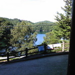 イングルサイドカフェ - 入り口からの風景：青蓮寺ダム湖が見えて涼しい景色