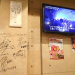 Akabane Kintarou - トイレのマークがシュールでツボw
      からの誰のサインだか全く分からんけど
      『金太郎』を『金四郎』と間違えてるのもツボw