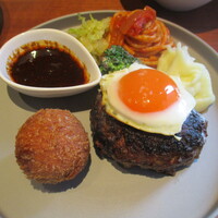 FORNO - ハンバーグ、ミニメンチカツ、田中農場製目玉焼き、黒ニンニクソース