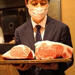 アカ - 島田さんから本日のお肉の説明があります、写真の右が ”神戸牛のサーロイン”、左が ”島根県産の黒毛和牛のヒレ肉”