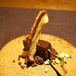 アカ - アマゾンカカオと生チョコ　リンゴのチップスとナッツを添えて