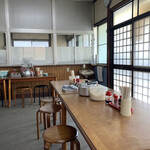 谷本うどん - 店内、奥で製麺されています。