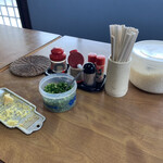 谷本うどん - 卓上。