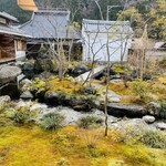 比良山荘 - ☆『比良山荘』の中庭と池。山から綺麗な清流が流れ込んでいる。