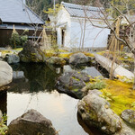 比良山荘 - ☆ 山荘の綺麗な池で鯉を飼育している。蔵はワインセラーとなっている。