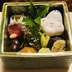 比良山荘 - ■八寸
      ☆鮎なれ寿司
      ☆猪肉のロースト
      ☆氷魚（鮎の稚魚）
      ☆黄身味噌漬け
      ☆花わさび
      ☆きんこ（乾燥なまこ）
      ☆スッポンの竜田揚げ
      ☆春子の木の芽焼き（アマゴの稚魚）
      ☆紫花豆
      ☆ふきのとう天ぷら