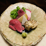 比良山荘 - ■造里
      ☆鯉の洗い（比良山荘の池）
      ☆鹿肉のタタキ（滋賀・高島市）
      ☆天然鰻の焼き霜（琵琶湖産）
      ◎赤かぶ、黄金かぶを添えて