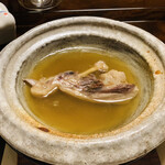 比良山荘 - ■ 月とスッポン鍋
      ◎ツキノワグマの手を3日間以上煮込み、スッポンスープと合わせた鍋。熊の手は豚足の煮込みの様にコラーゲンがたっぷり。臭みもなくスッポン出汁との相性も抜群で絶品の味わい。