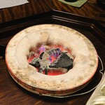 比良山荘 - ◎「月鍋」はわざわざテーブルに設えた七輪の炭火に、土鍋を載せて作られて行く。