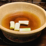 比良山荘 - ◎「月鍋」の出汁は本枯節の良質な鰹節と最高級昆布を使って作る。白葱を最初に入れて炭火でじっくり熱して行く。